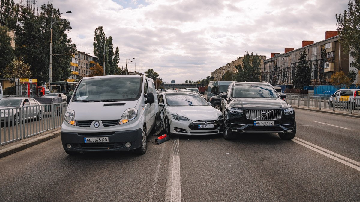 В Днепре на Слобожанском у Tesla оторвало колесо в тройном ДТП: движение затруднено