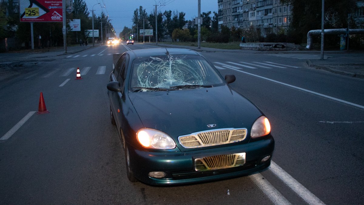 В Днепре на Калиновой Daewoo Sens сбил пешехода: мужчину госпитализировали