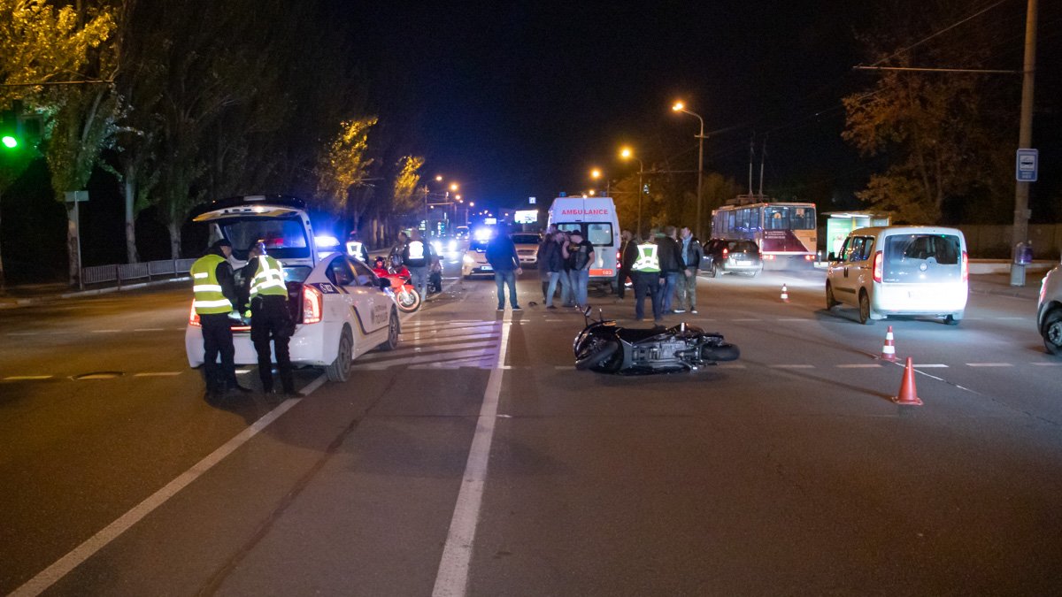 В Днепре на Набережной Победы легковушка столкнулась с мотоциклом: пострадала девушка
