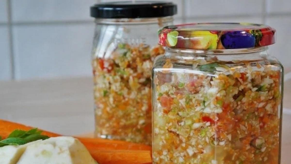Простые и вкусные рецепты: как приготовить «Осенний» салат на зиму