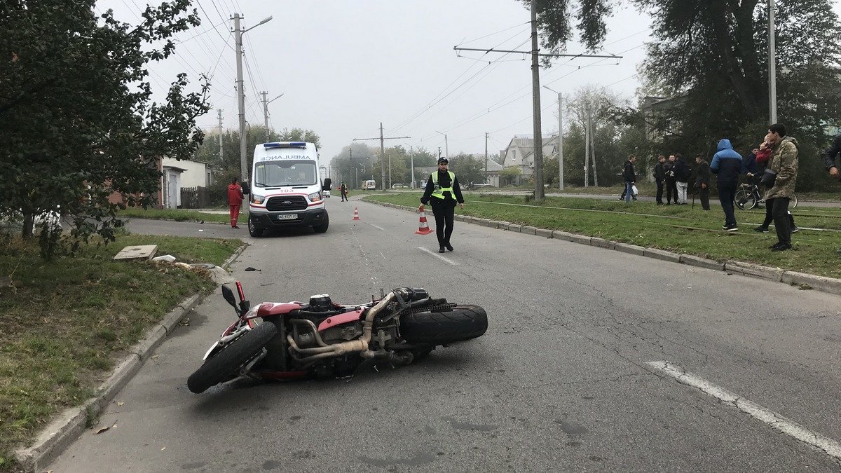 В Днепре женщина выбежала под колеса мотоцикла: пострадавшая умерла в скорой
