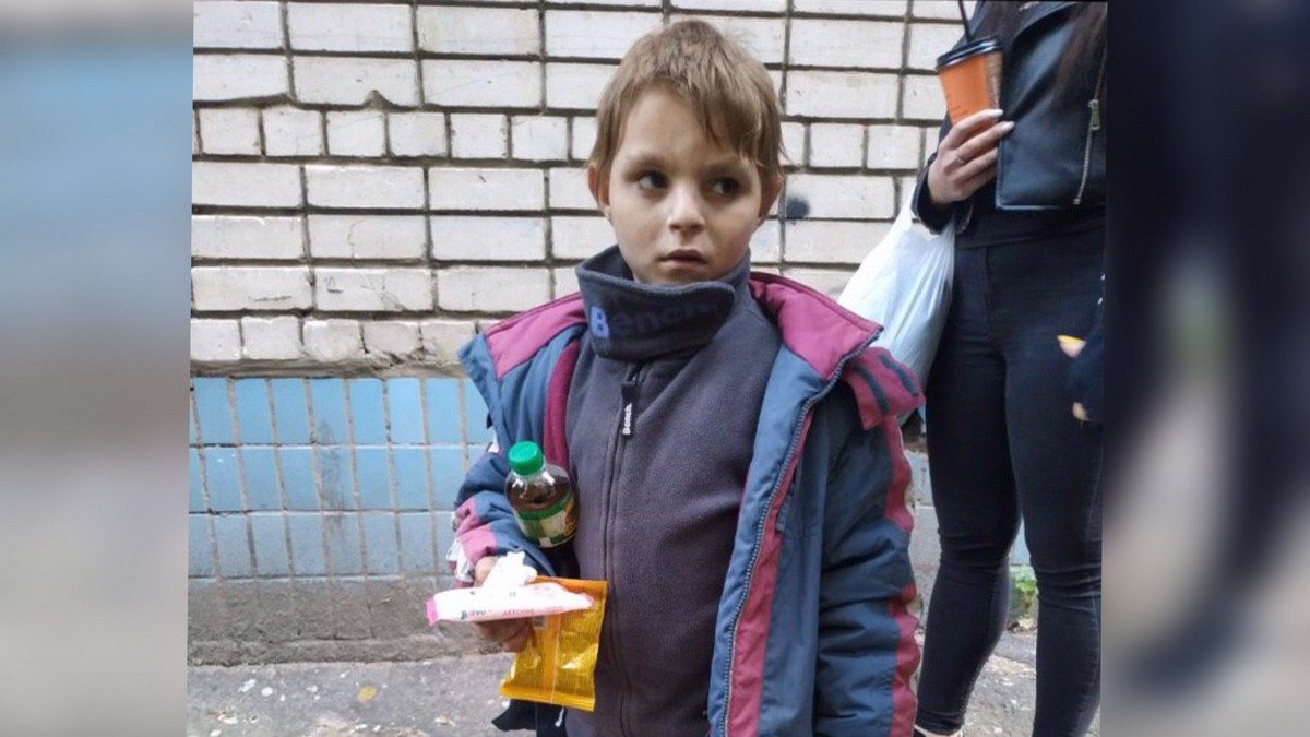 Помогите найти родителей: в Днепре на Гладкова нашли маленького мальчика
