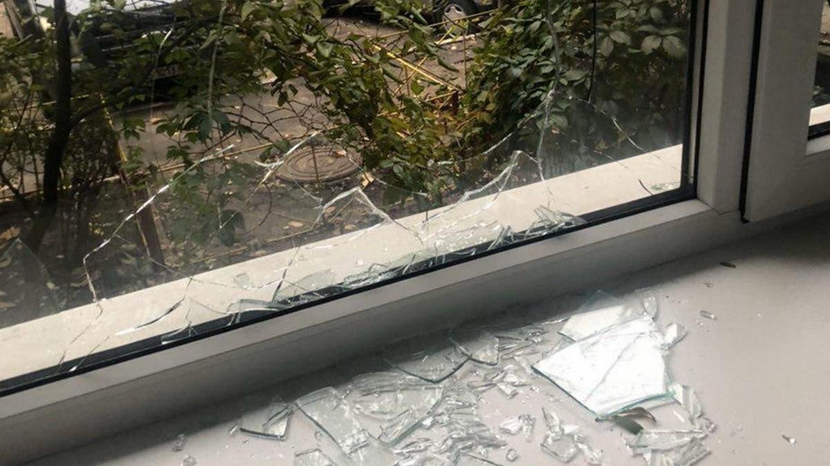 В Днепре двое мужчин разбили камнем окно в комнате, где спали дети