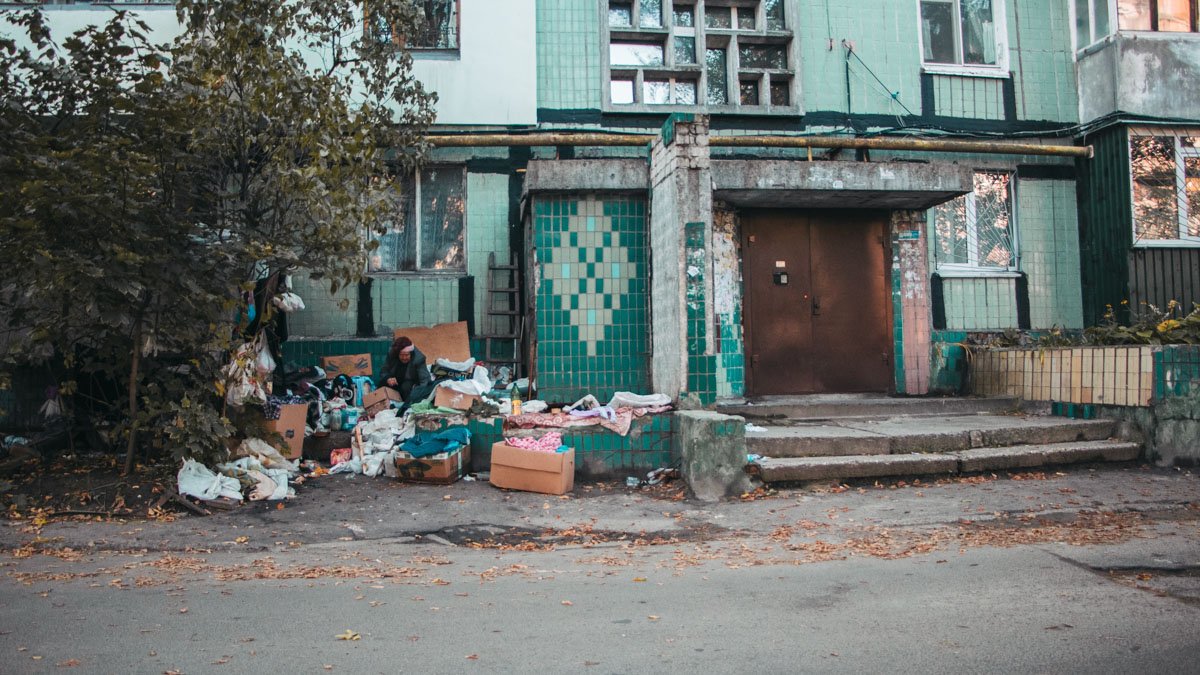 В Днепре женщина собирает мусор, чтобы "выжить"