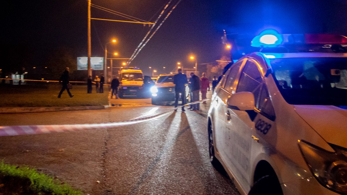 В Днепре на Набережной застрелили мужчину в Mercedes: задержали четверых подозреваемых