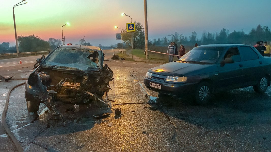 В ДТП на Полтавском шоссе в Днепре погиб мужчина: еще четверых забрала скорая