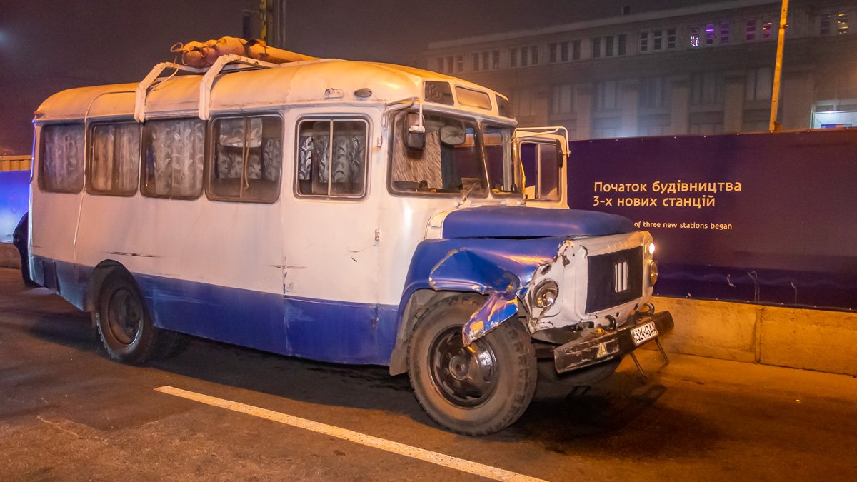 В Днепре мужчина украл городской служебный транспорт, протаранил "Москвич" и чуть не сбил пешехода