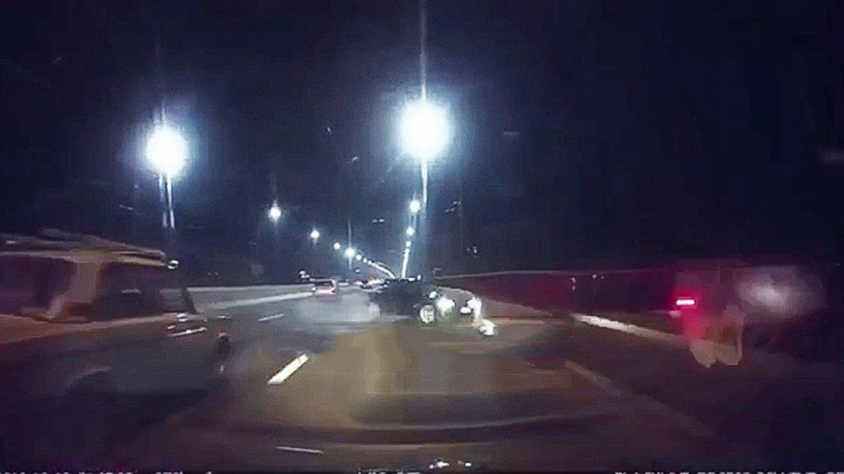 В Днепре на Новом мосту BMW влетел в отбойник: появилось видео момента аварии