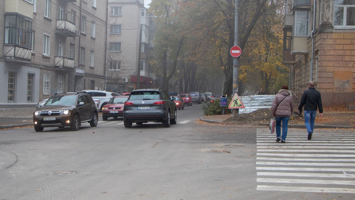 В центре Днепра появились новые дорожные знаки, но водителям все равно