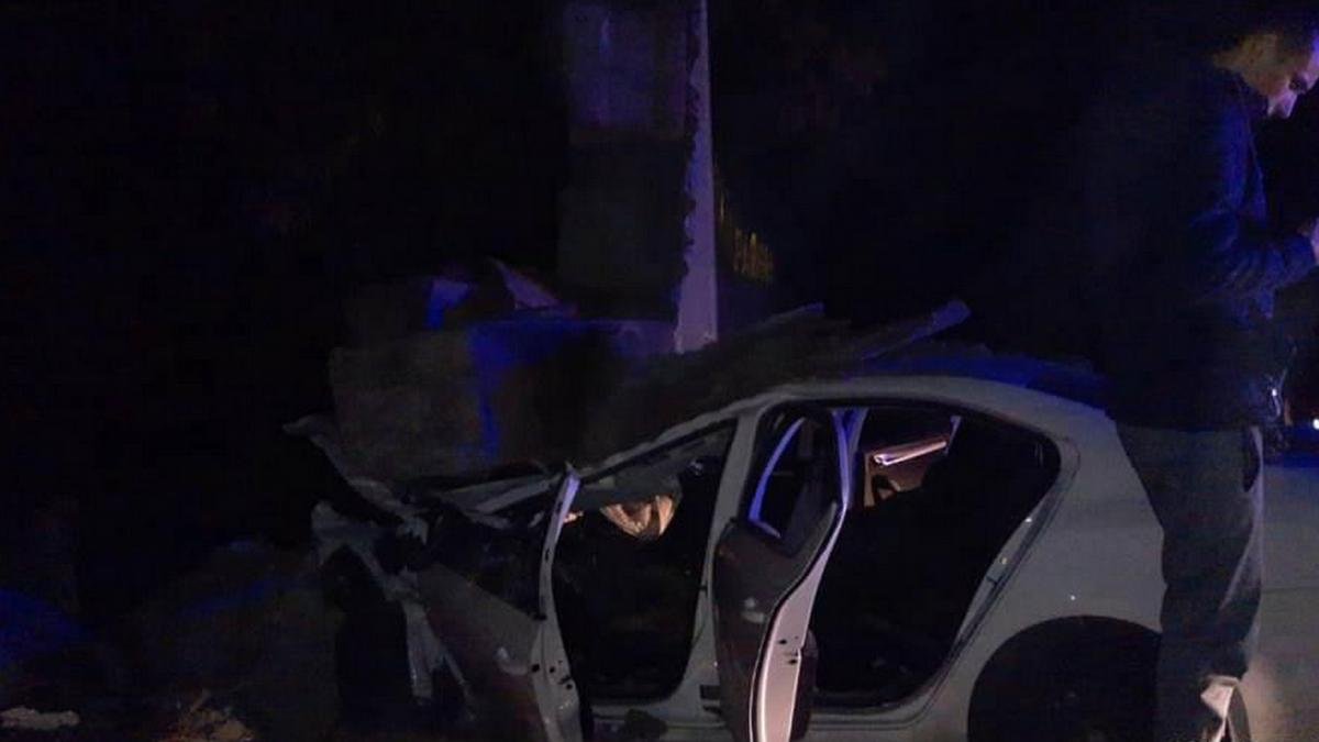 На трассе Днепр - Запорожье Skoda въехал в бетонную стелу: водитель погиб под завалами