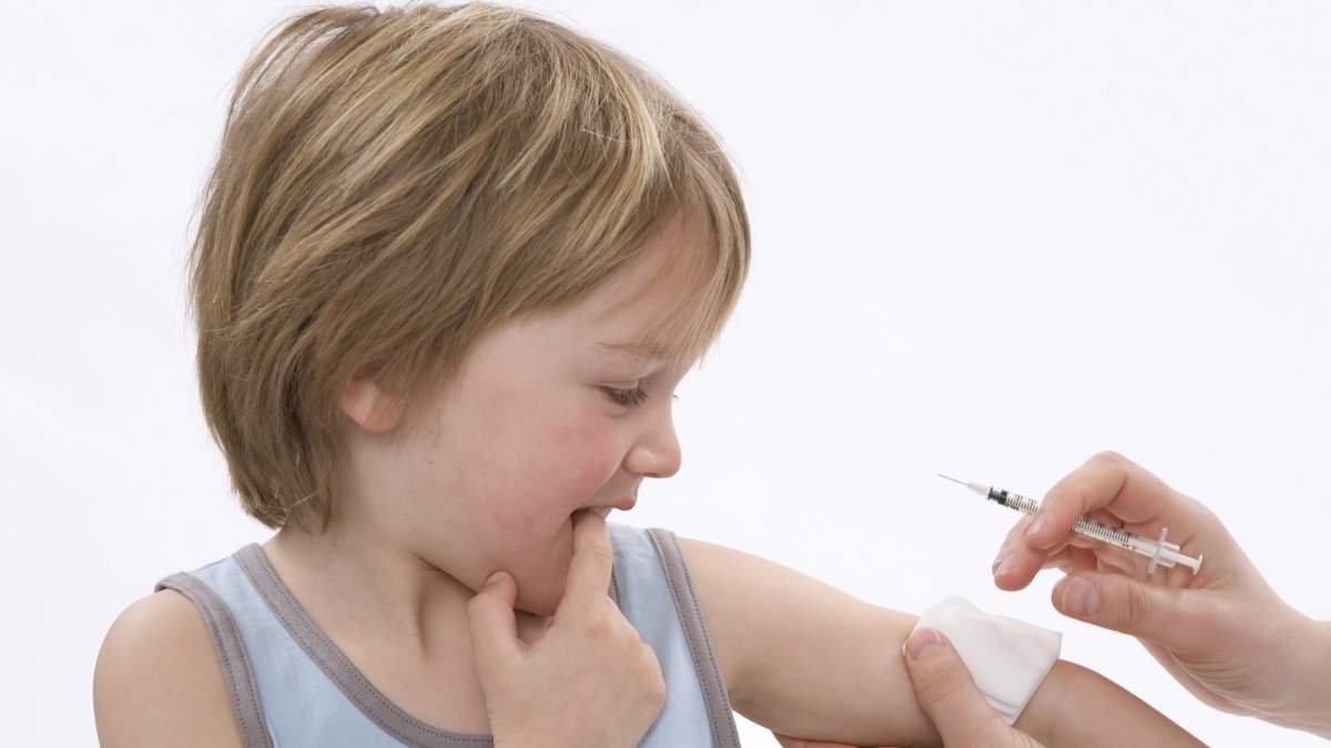 В Днепре врач рассказал, как правильно вакцинироваться и есть ли вред от прививок