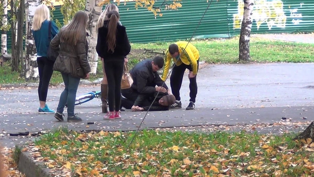 В центре Днепра парню стало плохо: женщины пытались излечить его молитвами