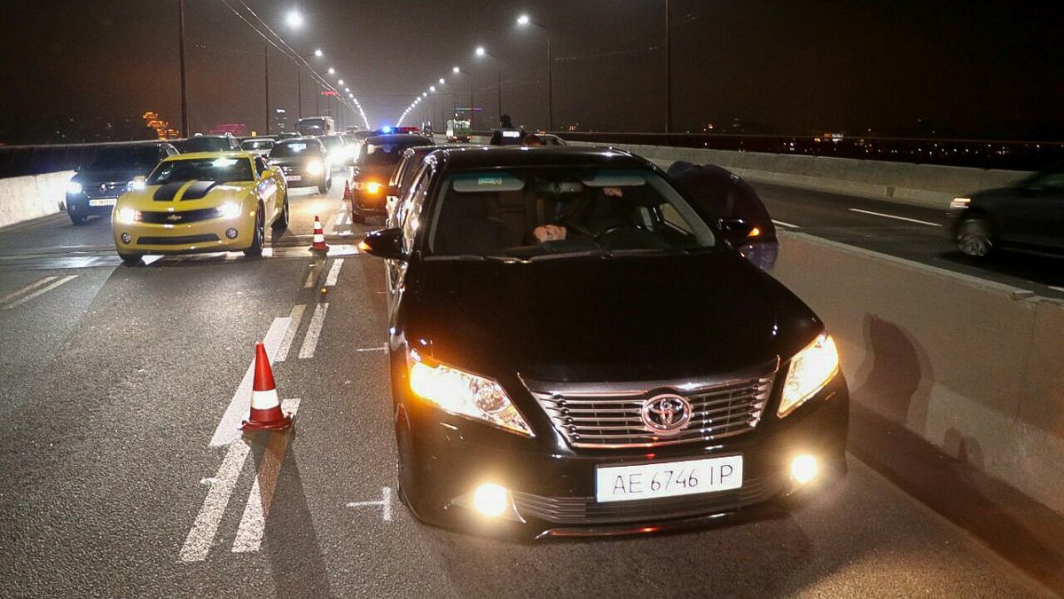 В Днепре на Новом мосту столкнулись 3 авто: пострадал мужчина, образовалась пробка