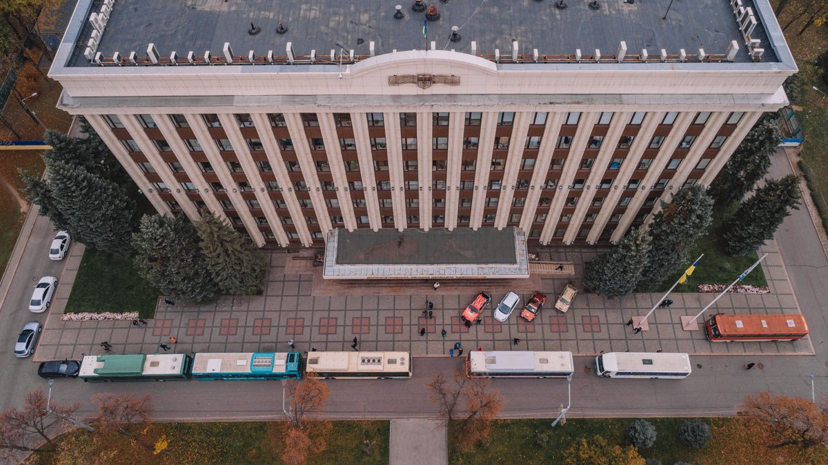 В Днепре под ОГА приехали большие автобусы: что происходит