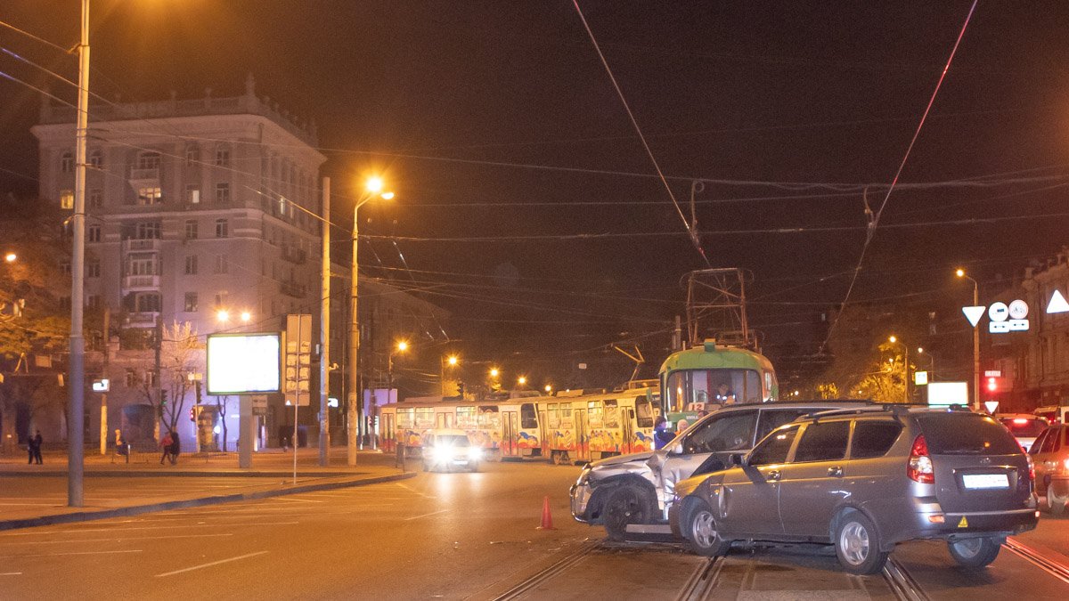 В Днепре на улице Шмидта Lada влетела в Suzuki: движение трамваев парализовано