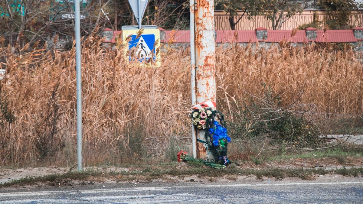 В Днепре на месте ДТП, где погиб полицейский, устанавливают светофор, о котором давно просили местные