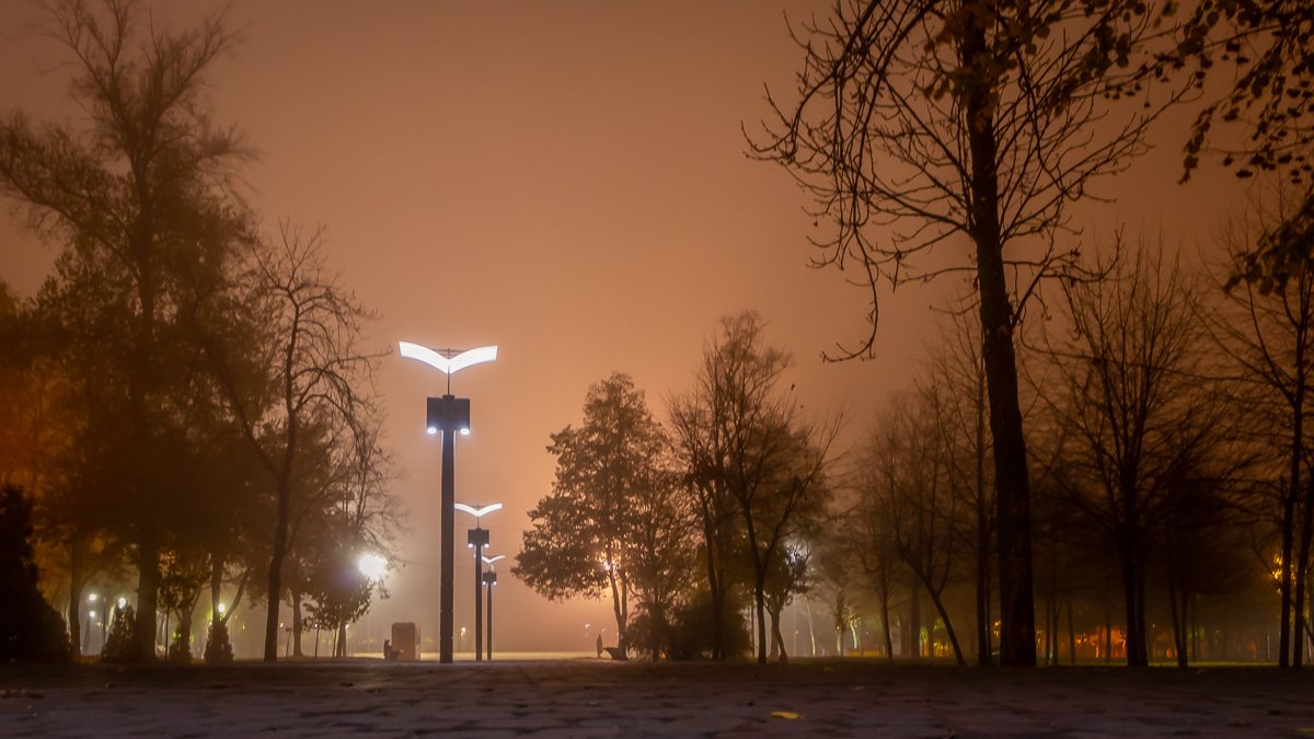Огни туманного Днепра: как выглядит ночной город в свете фонарей