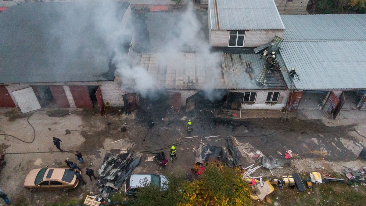 В Днепре на Бориса Кротова сгорели два гаража