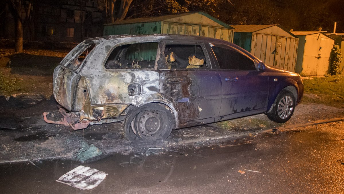 В Днепре на Новокрымской во дворе жилого дома сгорел Chevrolet