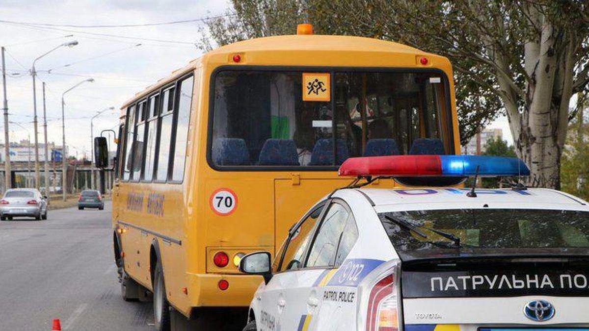 На трассе Днепр - Харьков школьный автобус с детьми попал в ДТП