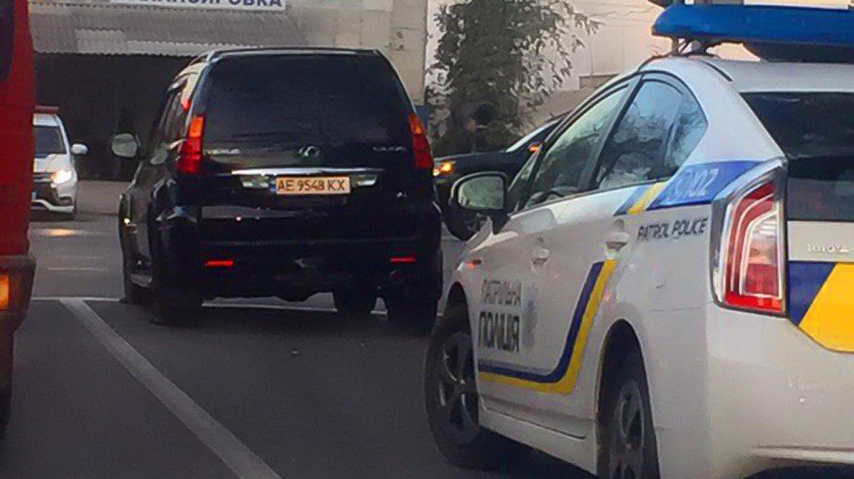 В Днепре водитель Lexus пытался скрыться от полиции и наехал на патрульного: по нарушителю стреляли