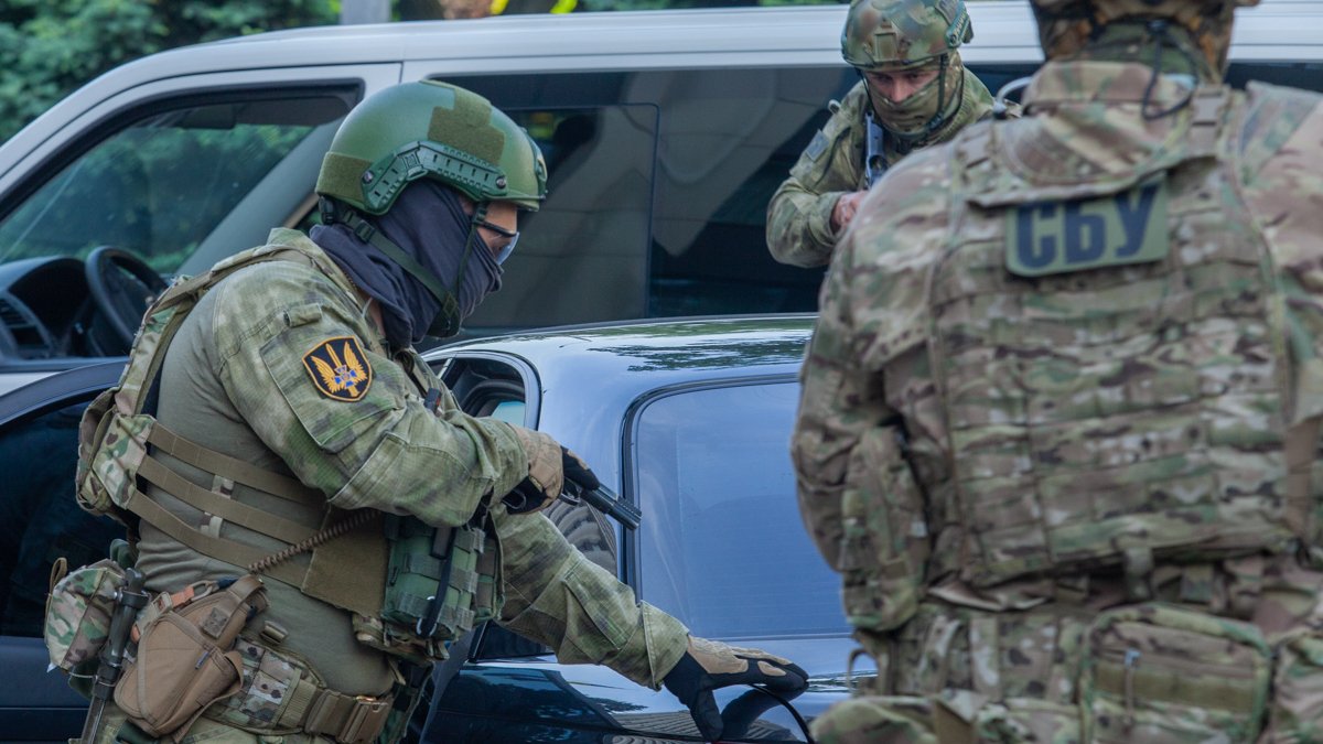 В Днепре СБУ ловит вооруженных "террористов", которые пытались прорваться в аэропорт