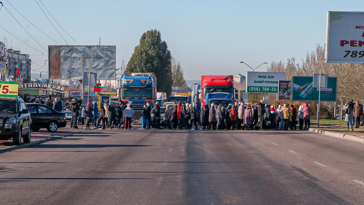 "Филатов, приезжай": в Днепре сотни жителей Левого берега перекрыли Донецкое шоссе