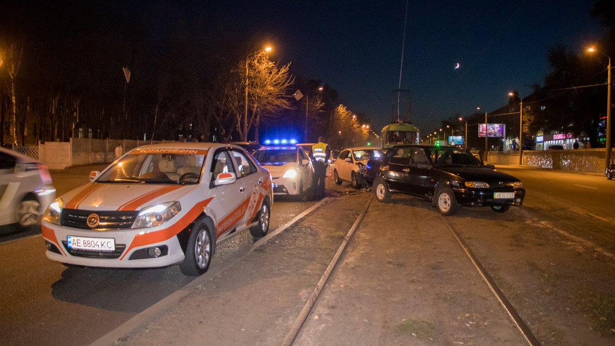 В Днепре на Богдана Хмельницкого Lada столкнулась с Ford и вылетела на трамвайные пути