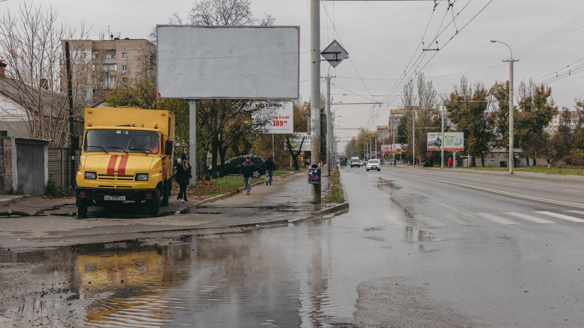 В Днепре на Решетиловской прорвало трубу и залило дорогу кипятком: жители остались без света и воды