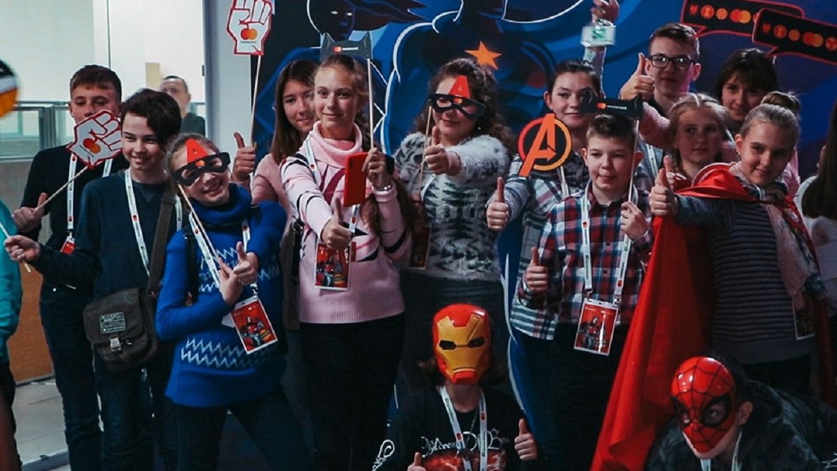 Головной офис ПриватБанка в Днепре оккупировали юниоры-супергерои