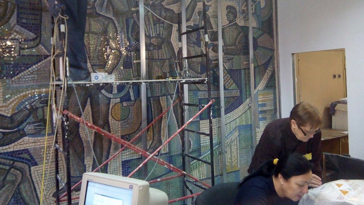 В Днепре в отделении Укрпочты разрушают советскую мозаику