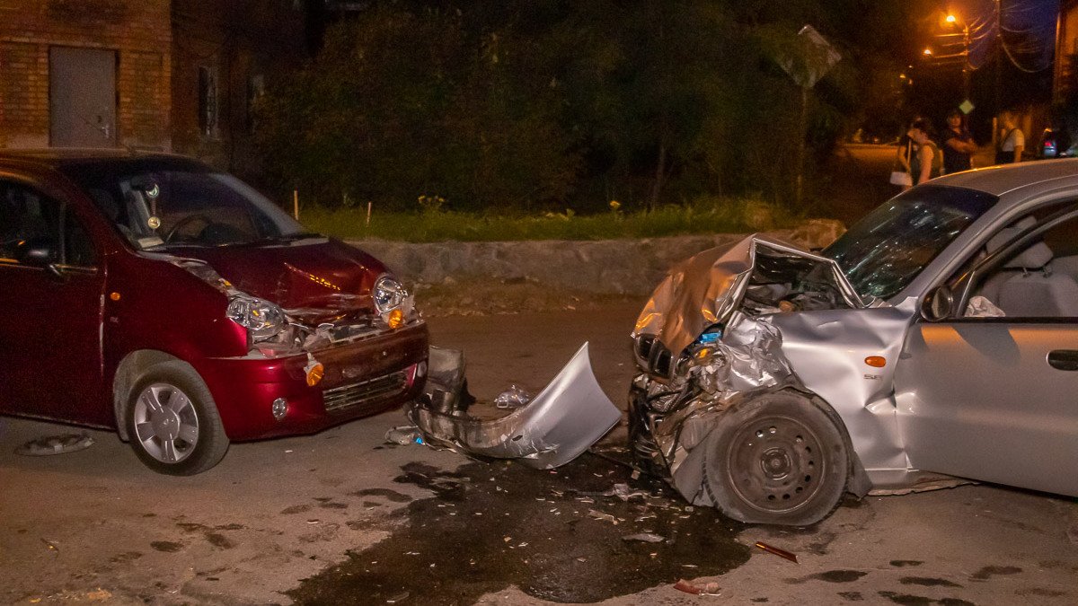В Днепре на Светлова Lanos столкнулся с Toyota и влетел в Matiz: полиция ищет свидетелей