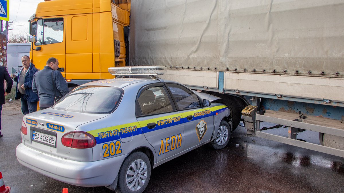 В Днепре на Петрозаводской автомобиль охранной фирмы «влетел» под фуру: дорога полностью перекрыта