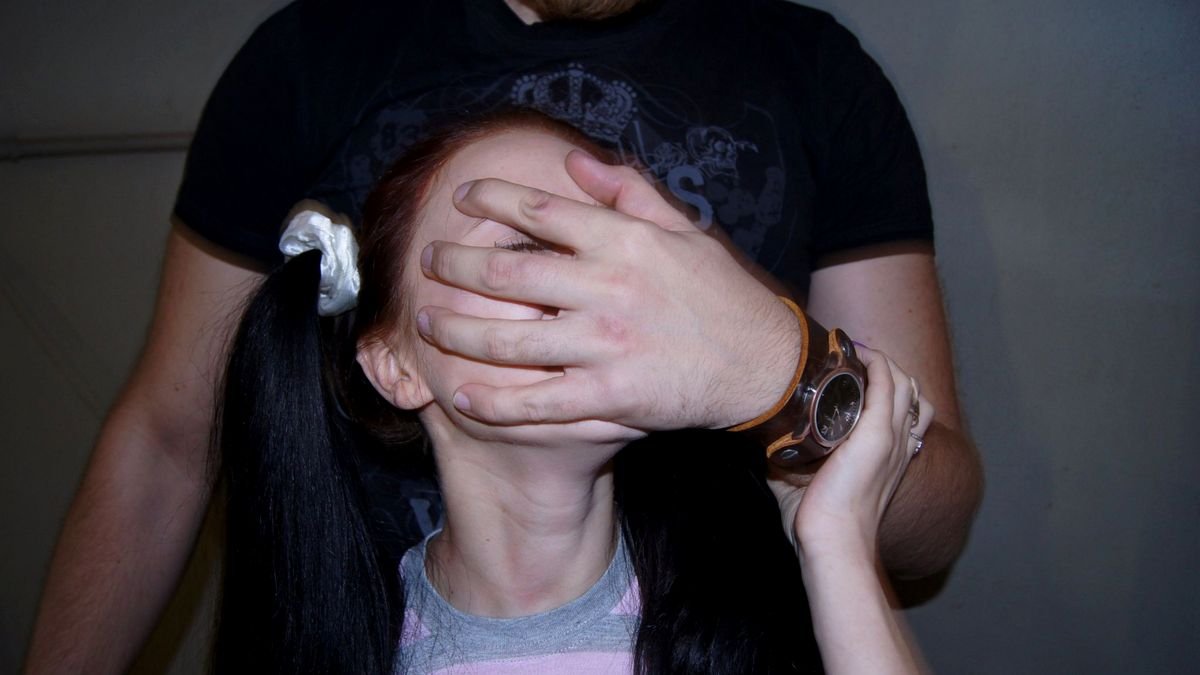 Под Днепром мужчина изнасиловал 13-летнюю девочку, пока ее мамы не было дома