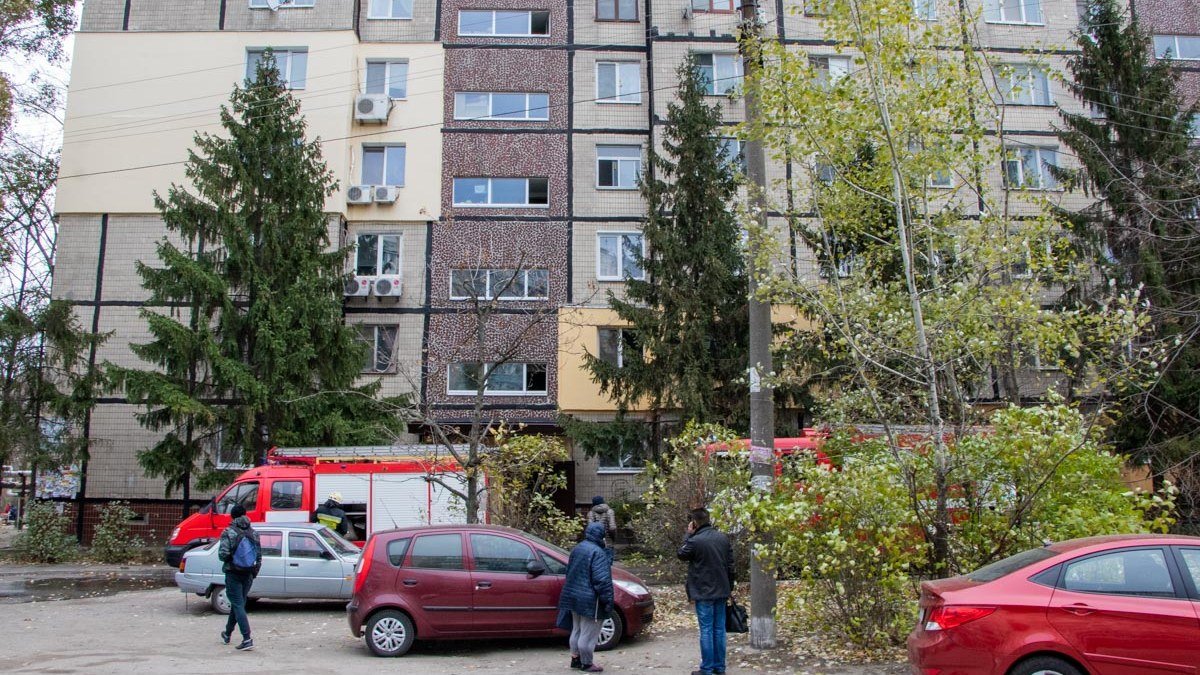 В Днепре на проспекте Героев горела квартира: женщину забрала скорая
