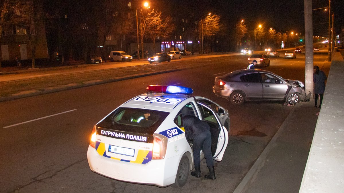 В Днепре на проспекте Хмельницкого Mazda въехала в столб: водитель сбежал