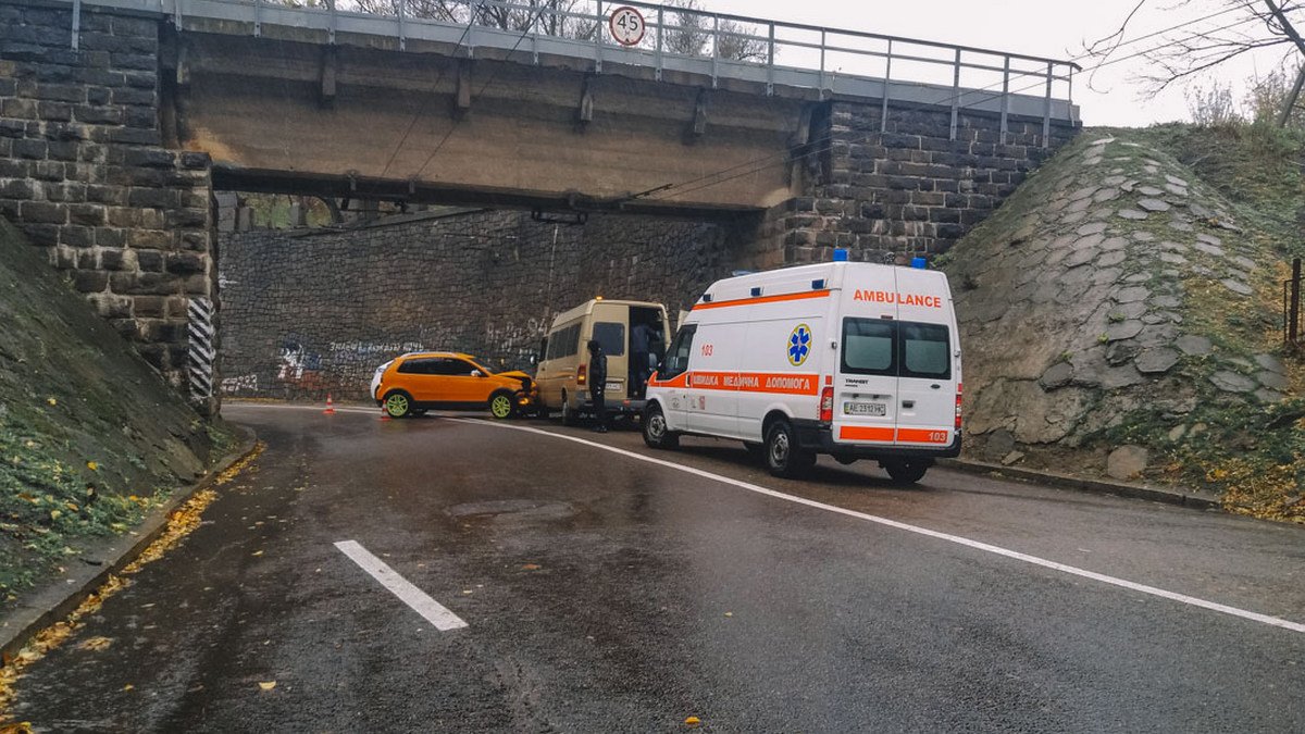 В Днепре Volkswagen столкнулся с маршруткой № 157: пострадали 6 человек