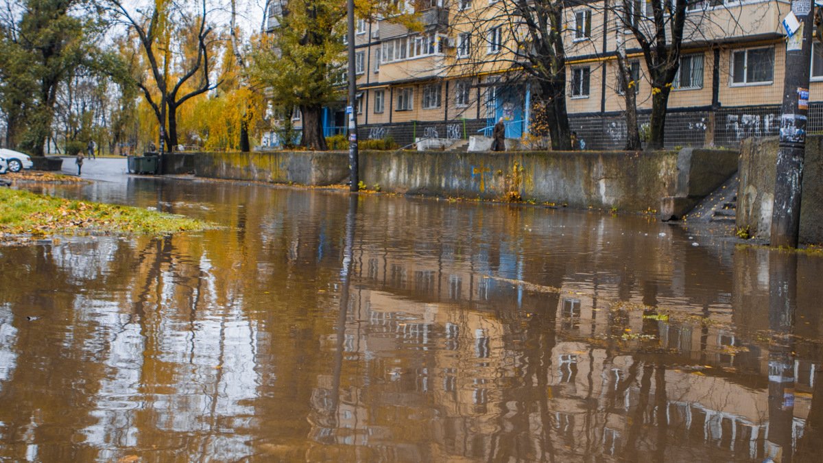 После ремонта проспект Героев в Днепре все равно затопило