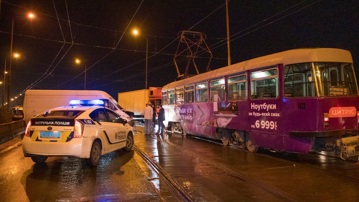 В Днепре на Старом мосту столкнулись Mercedes Sprinter и трамвай: видео момента аварии