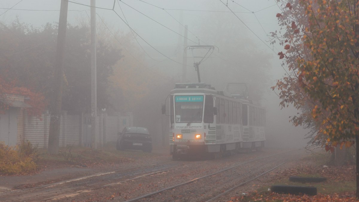 Осень, утонувшая в тумане, что-то шепчет жителям Днепра на ушко