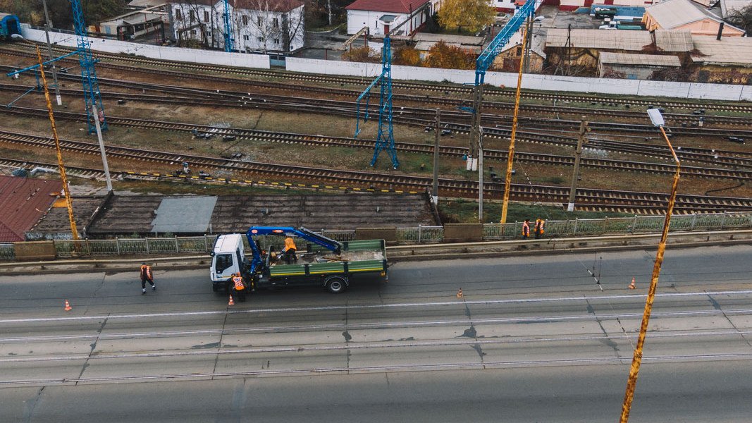 В Днепре ремонтируют пешеходную часть Амурского моста