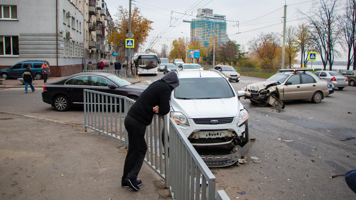 В Днепре возле "Поплавка" столкнулись три автомобиля