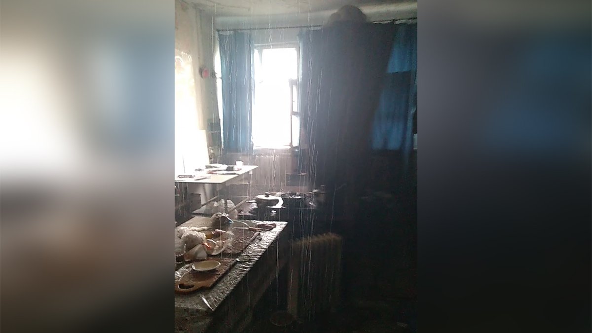 В Днепре на Караваева затопило 4 этажа общежития