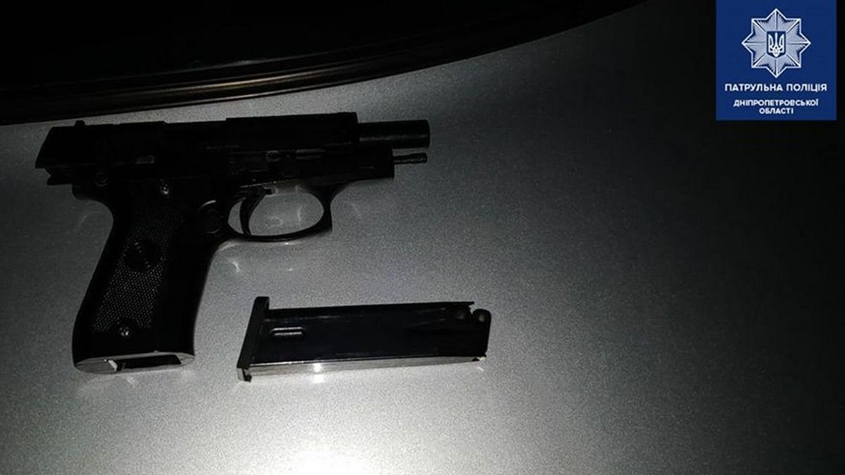 В Днепре пьяный мужчина угрожал оружием и прятался от полиции в машине