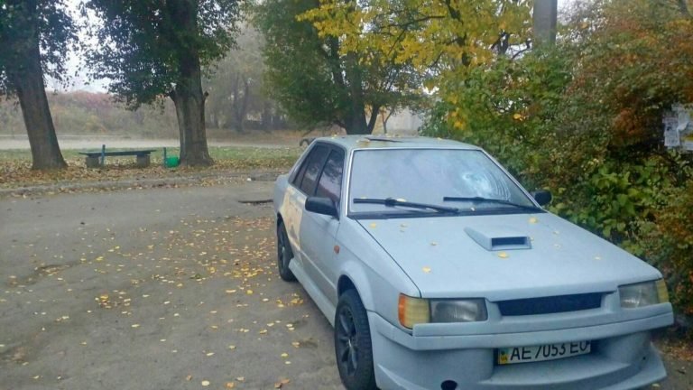 По ночам в Приднепровске снова бьют припаркованные автомобили