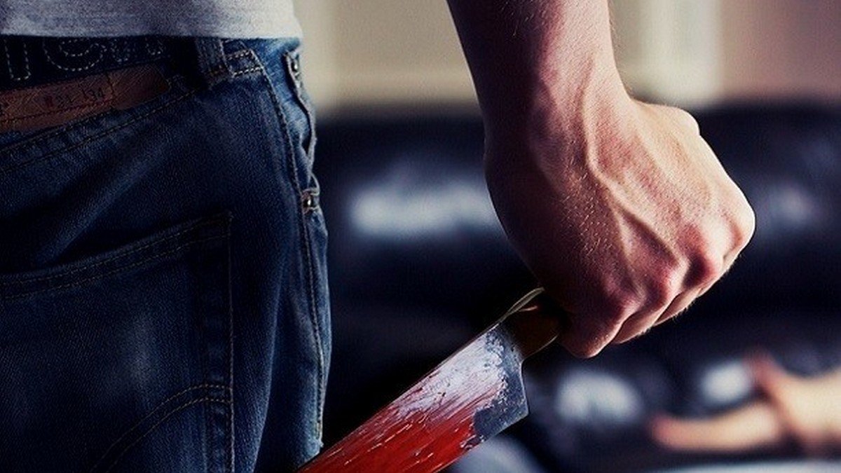 Под Днепром мужчина зарезал товарища и ходил по улице с окровавленным ножом