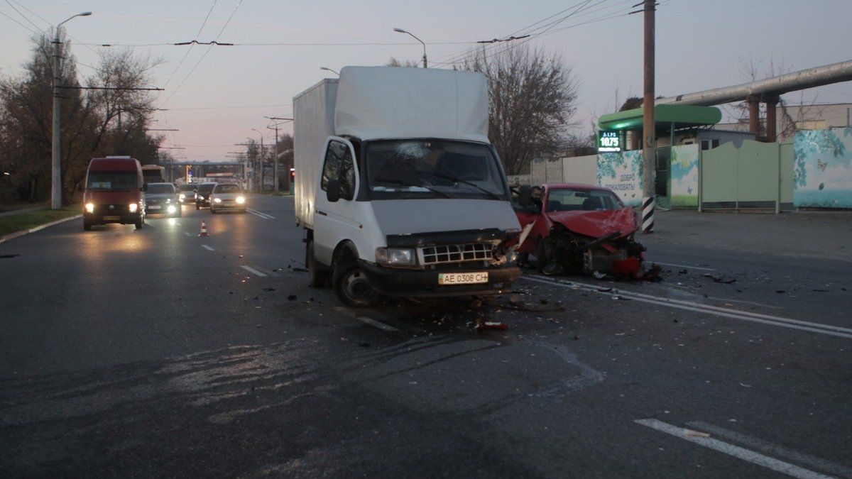 В Днепре на Марии Лисиченко столкнулись "ГАЗель" и Volkswagen: пострадал мужчина