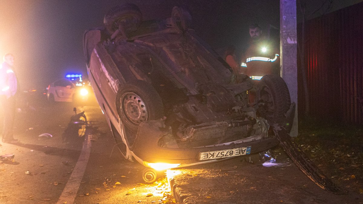 В Днепре водитель Opel вылетел на встречку, протаранил Mazdа, перевернулся и сбежал