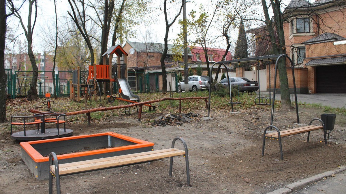 Детская площадка вместо незаконной стройки: чем закончился скандал на Крутогорном спуске в Днепре
