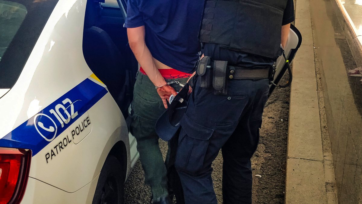 В Днепре водитель «ГАЗели» прокатил полицейского на капоте